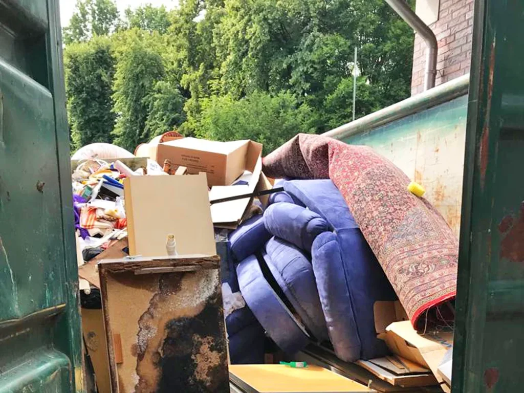 Das Bild zeigt einen Container nach einer Enrümelung durch Stephan Meyer gartenbau hausservice